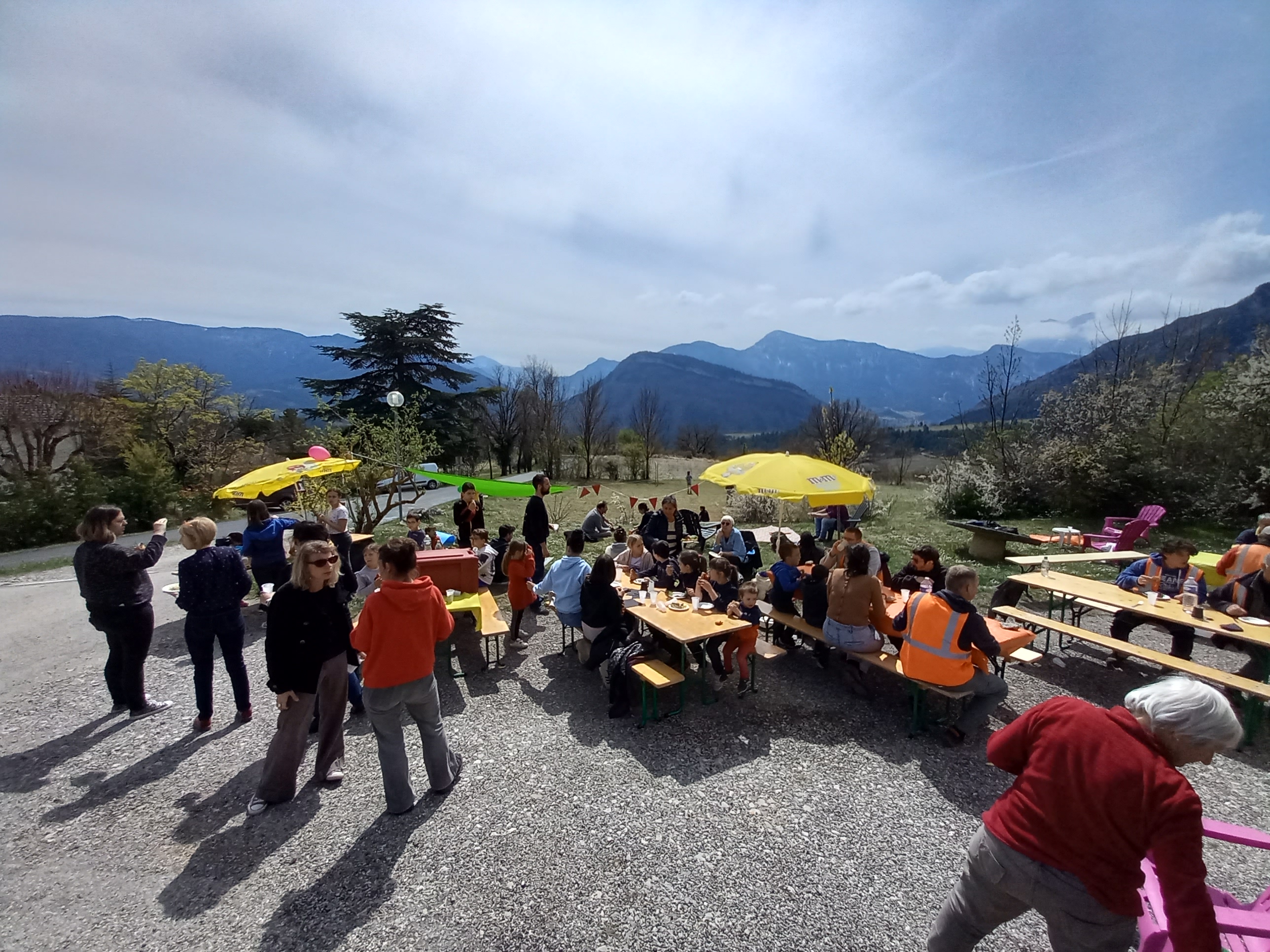 Vue des tables et des personnes en train de manger